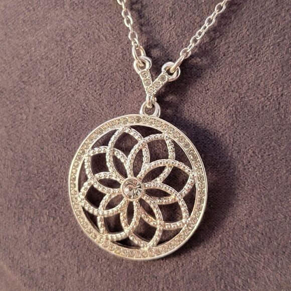 Clear Crystal Round Long Openwork Pendant Necklace - Picture 4 of 7